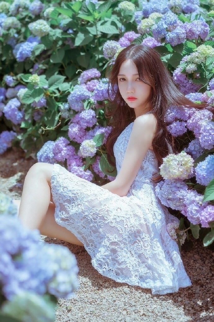 日系小清新美女及腰长发蕾丝连衣裙图片