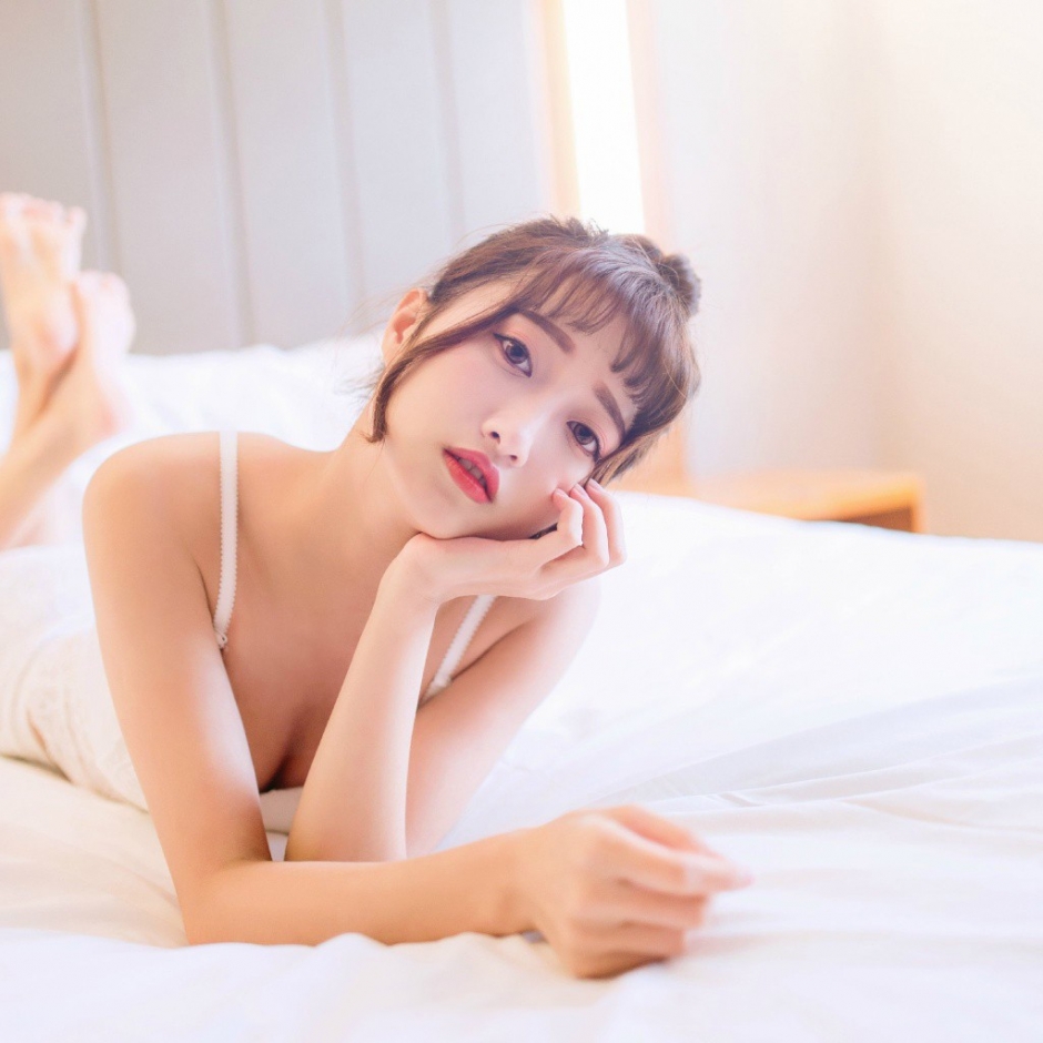 丸子头美女吊带超短裙露香肩美腿图片