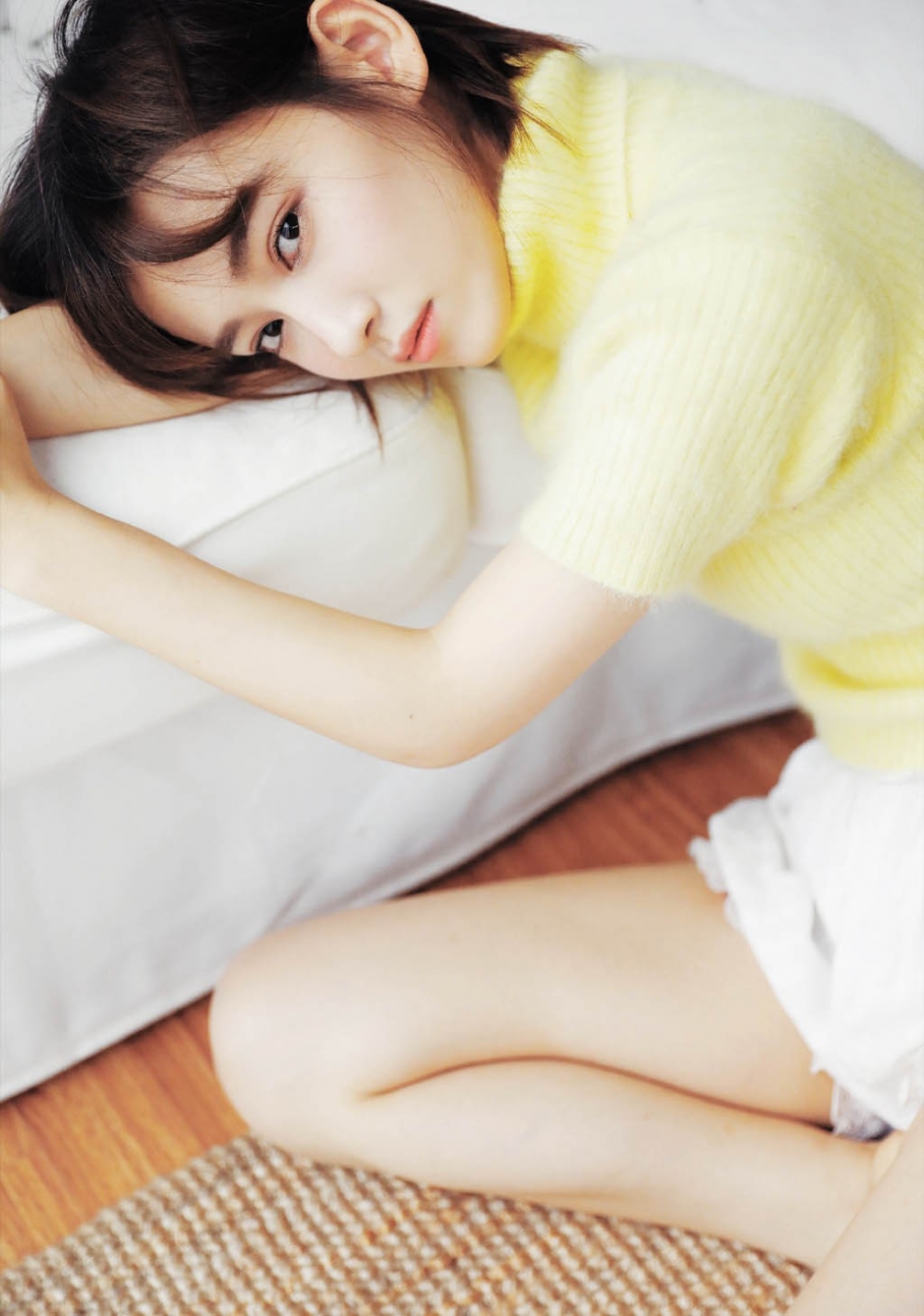 漂亮脸蛋美女超短裤露白嫩美腿居家图片