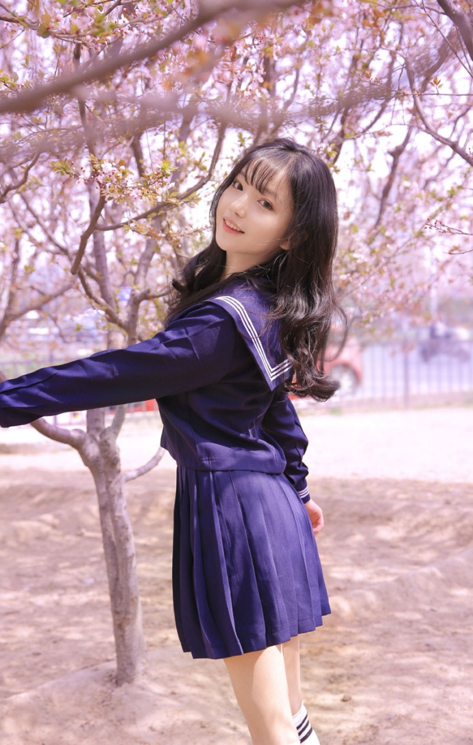 水手制服美女校花唇红齿白靓丽脸蛋图片