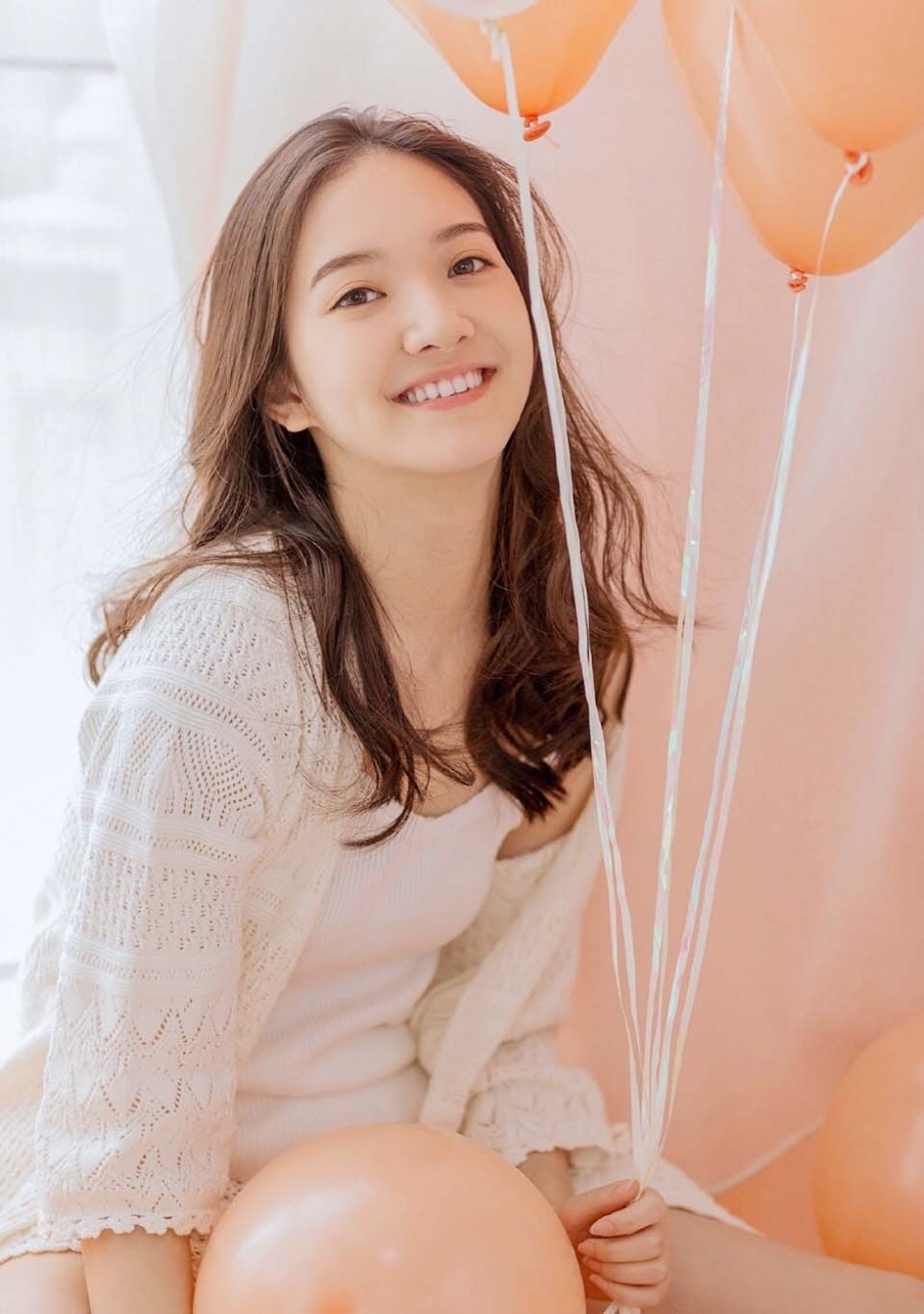 长发披肩美女露齿大笑吊带短裤秀骨感身材打电话图片