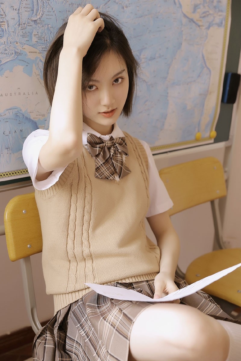 高冷学生妹清秀脸蛋学院风制服嘴唇微张眼神清冷图片