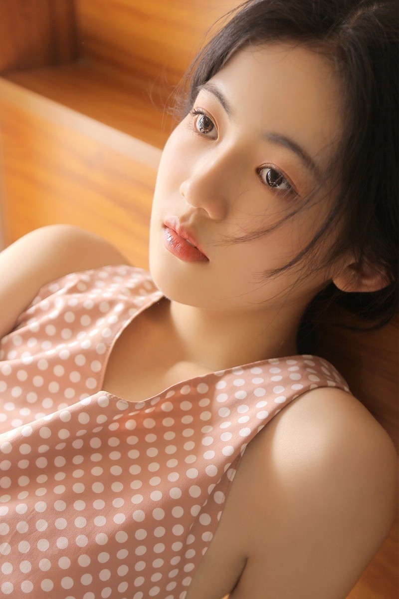 马尾辫美女白皙美腿唇红齿白私房图片