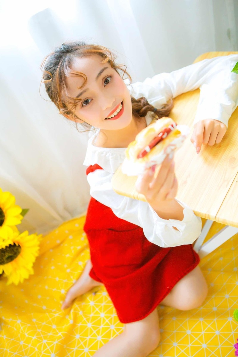 向日葵麻花辫美女唇红齿白气色红润笑容甜美图片