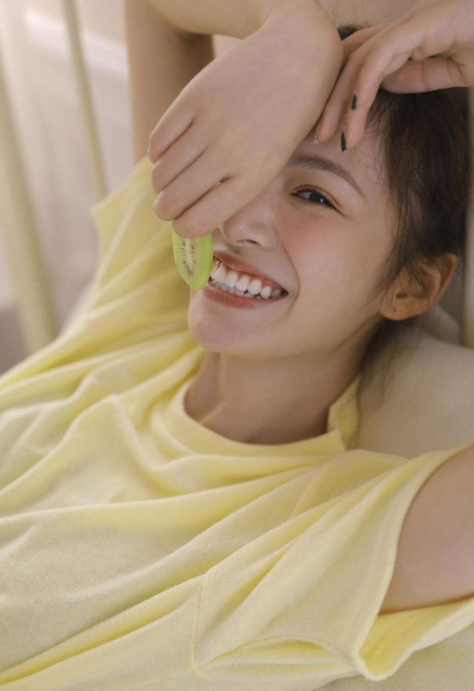 丸子头美女露齿大笑床上诱人长腿图片