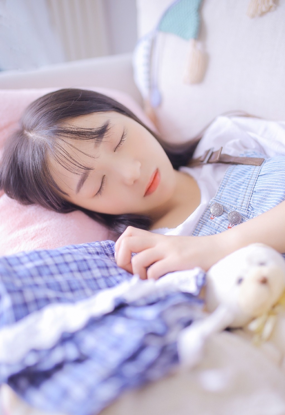 包子脸少女眉清目秀碎花吊带白色短裤细胳膊小腿图片