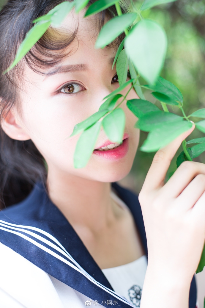 清纯学生妹俏皮马尾辫学院风制服图片