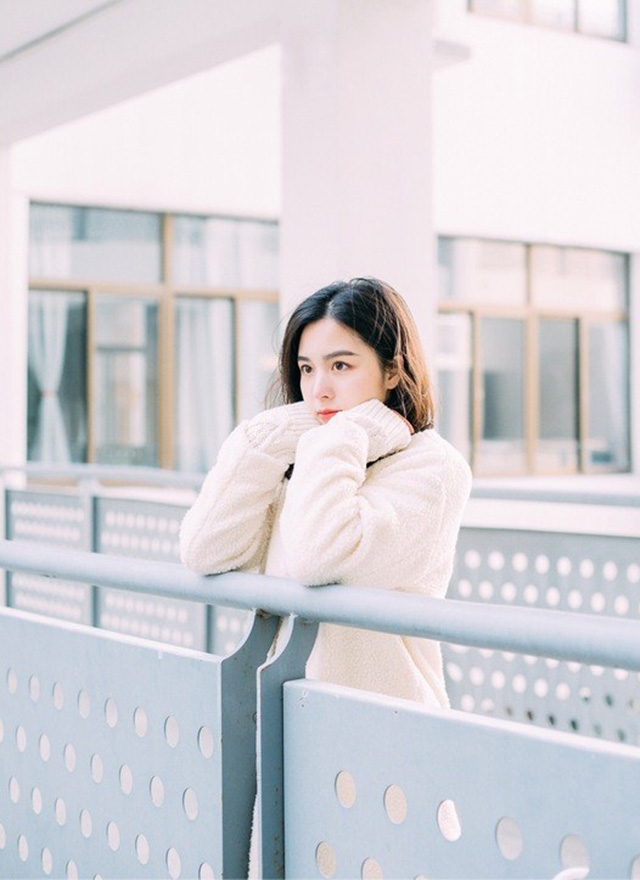 牛仔裤美女飘逸卷发精致侧颜唯美图片