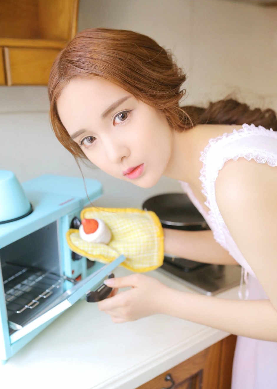 元气美少女纯白连衣裙暖棕色秀发展白瓷肌肤吹弹可破图片