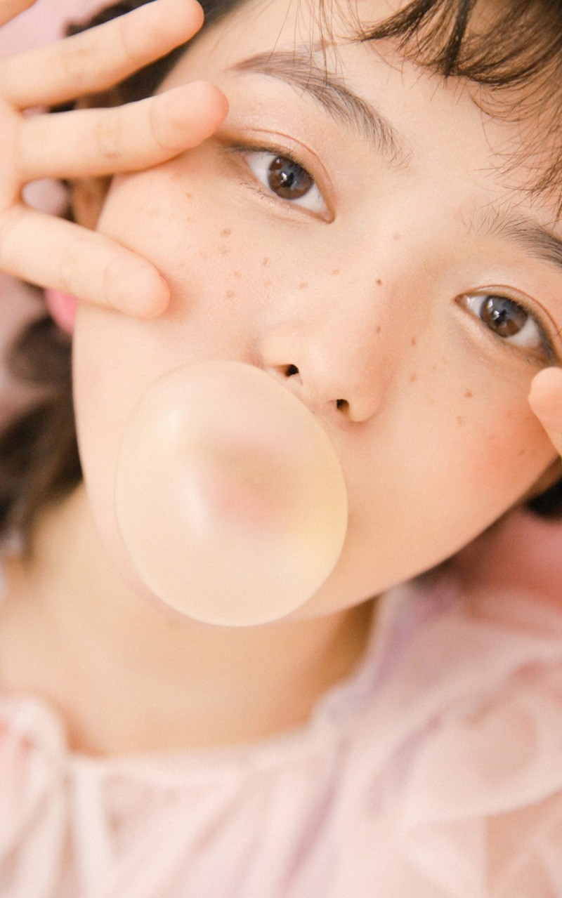 雀斑妆美女粉嫩圆脸蕾丝裙白皙肌肤图片