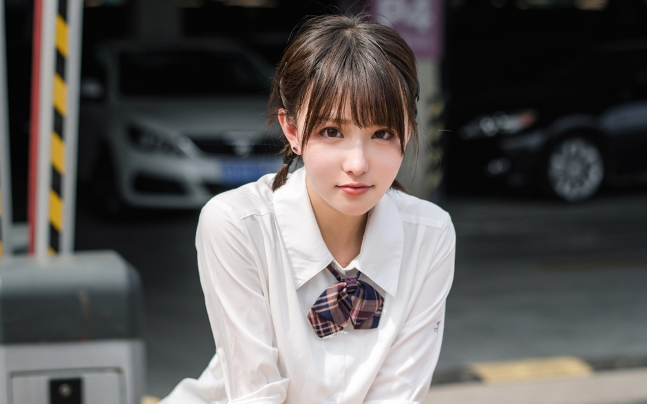 俏皮短发美女学生妹校园制服街拍图片