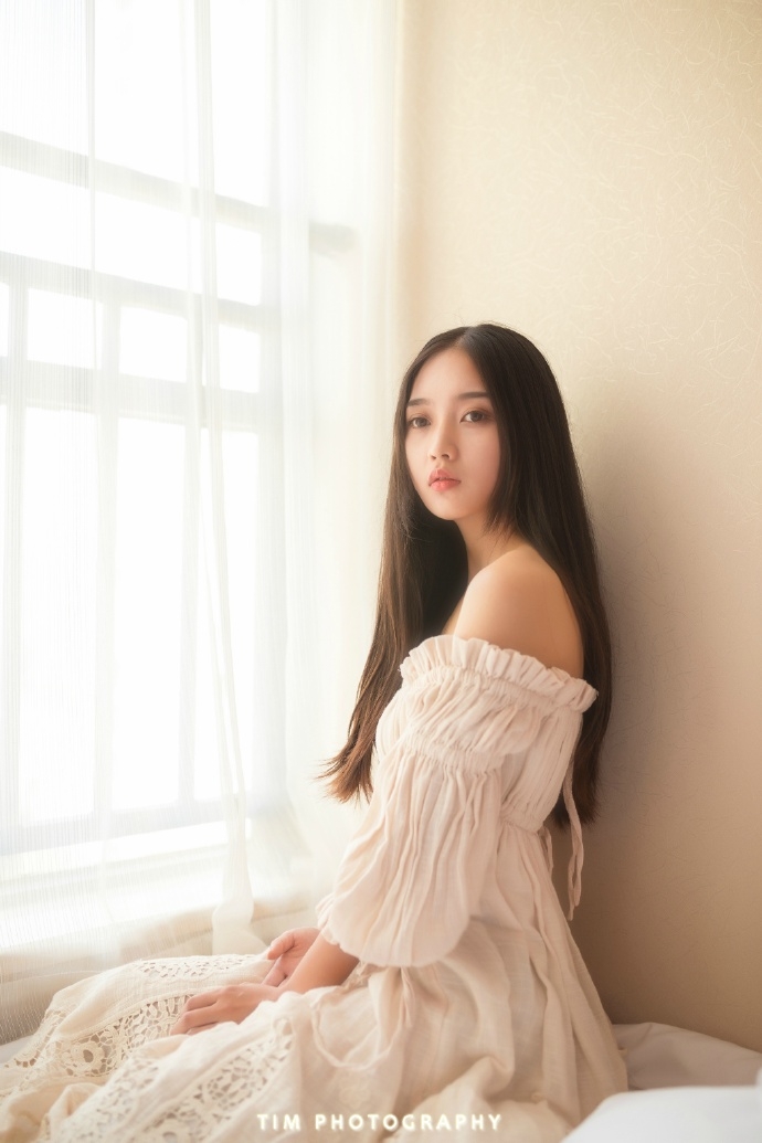 裸肩连衣裙美女黑长直发精致侧颜图片