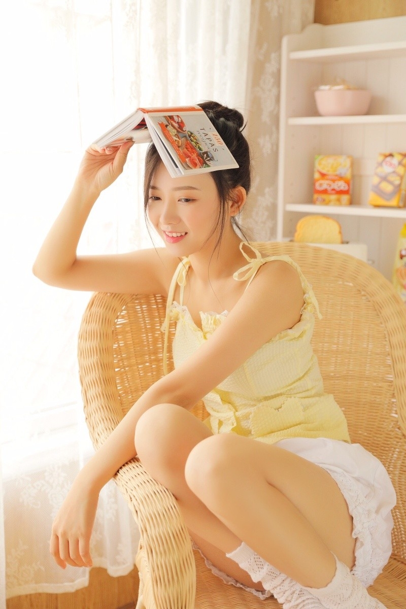 俏皮丸子头邻家美眉醉人甜笑吊带短裤秀白嫩牛奶肌图片