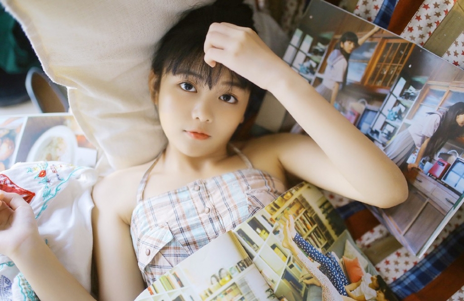 直刘海丸子头萌妹子挂脖格子衫浓眉大眼饱满苹果肌图片
