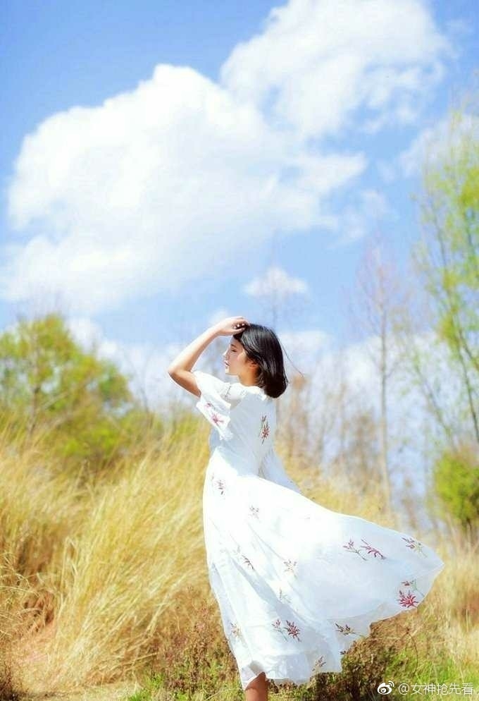 气质美女白色长裙蓬松短发精致眉眼图片