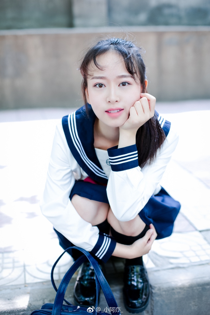 清纯学生妹俏皮马尾辫学院风制服图片