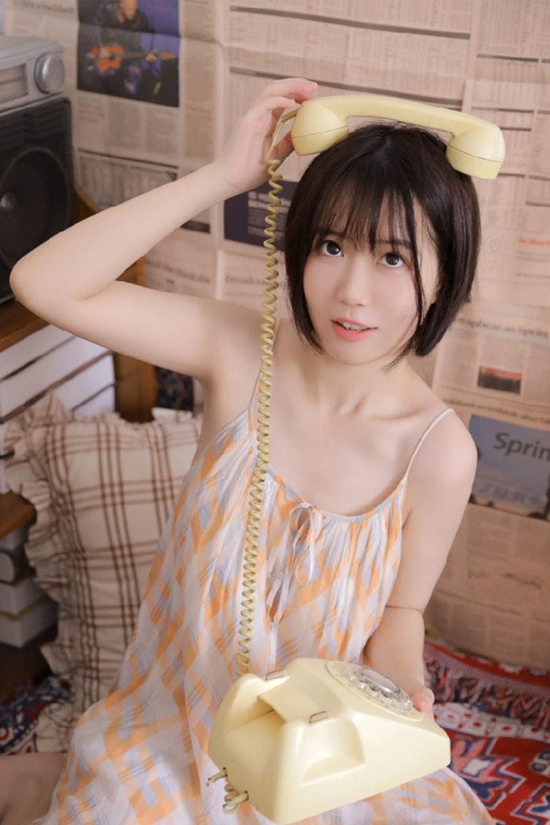 元气美女清爽短发吊带裙秀香肩锁骨调皮搞怪图片