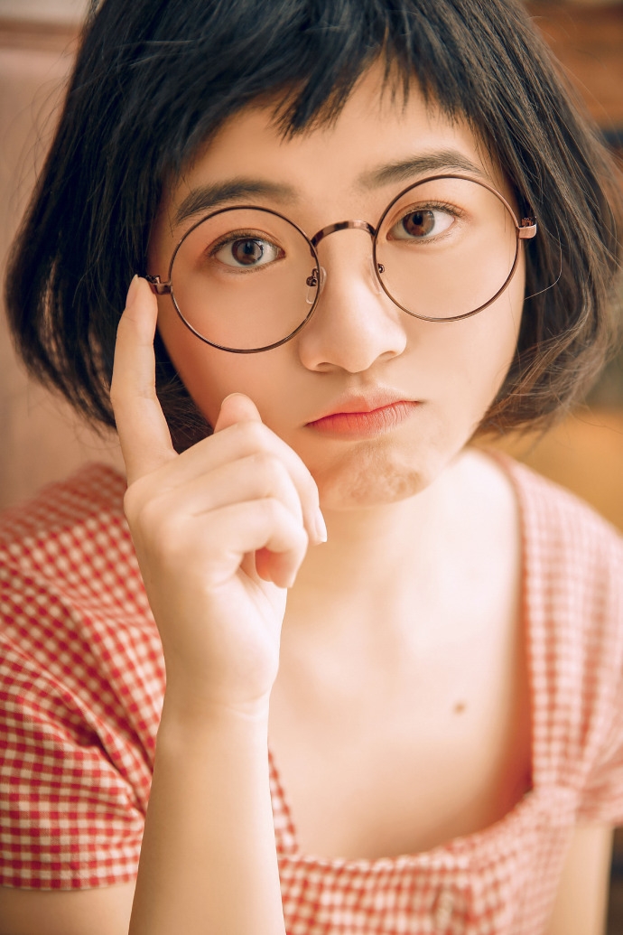 清纯眼镜妹红色连衣裙狗啃式短发图片