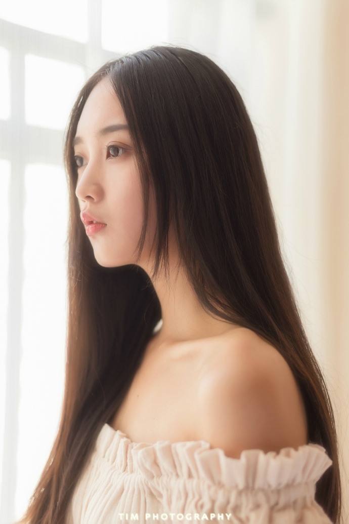 裸肩连衣裙美女黑长直发精致侧颜图片