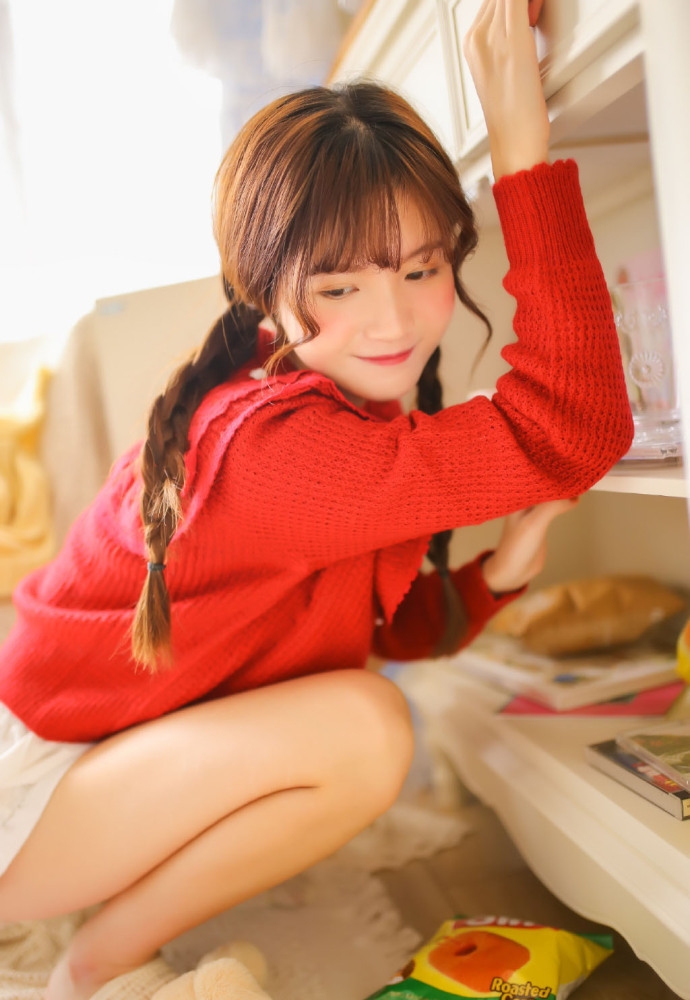 居家美女俏皮麻花辫脸蛋白里透红图片