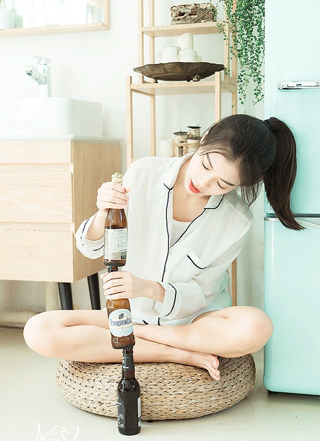 可爱睡衣美女秀修长美腿表情搞怪图片