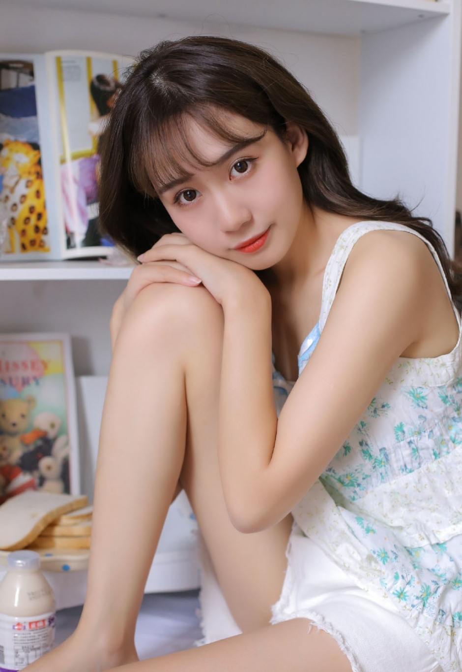 吊带美少女白嫩肌肤粉嫩香唇私房图片