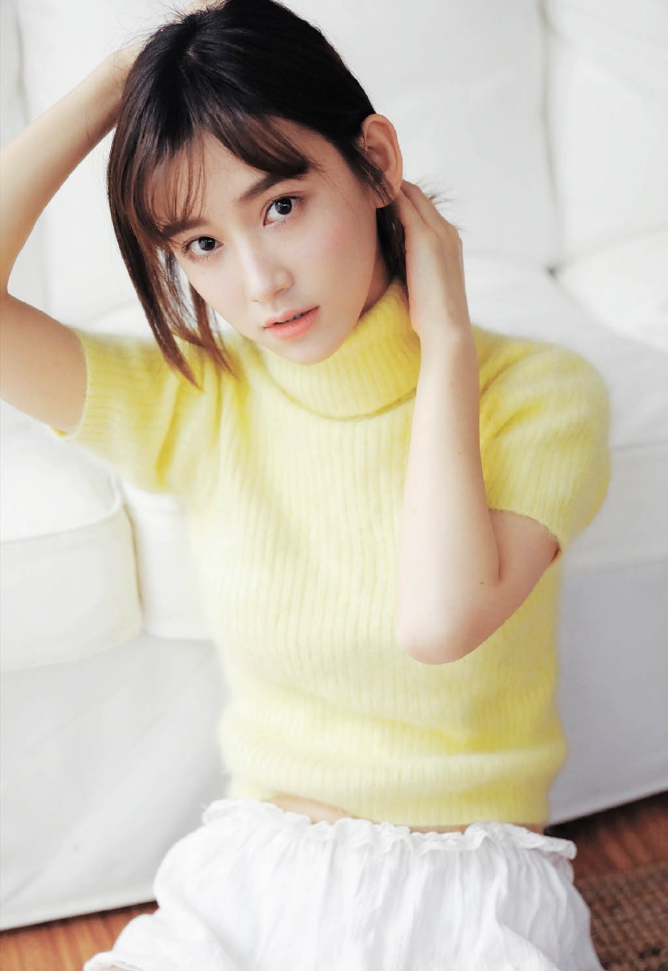 漂亮脸蛋美女超短裤露白嫩美腿居家图片