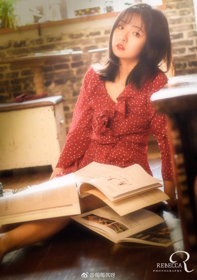 红唇美女琪琪魅惑眼神撩人姿势诱惑图片