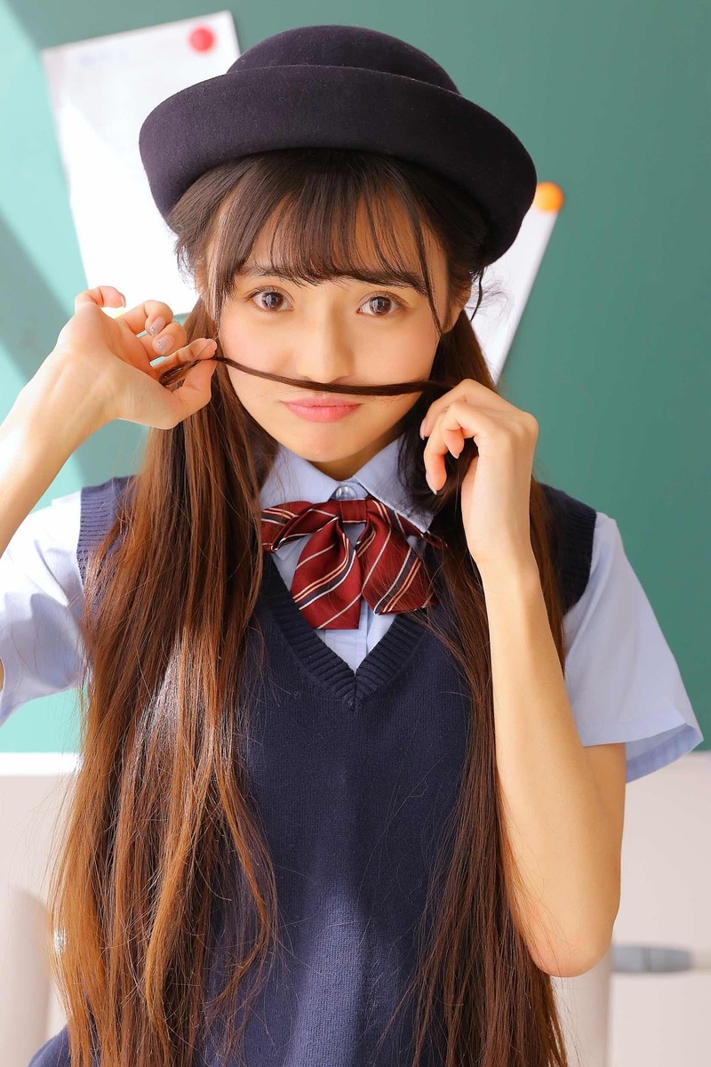 娃娃脸美女学生双马尾日系制服双手托腮露齿甜笑图片