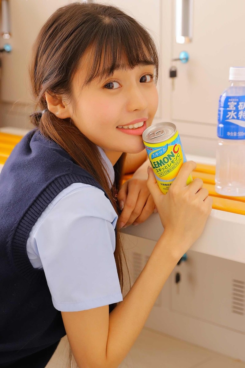 娃娃脸美女学生双马尾日系制服双手托腮露齿甜笑图片