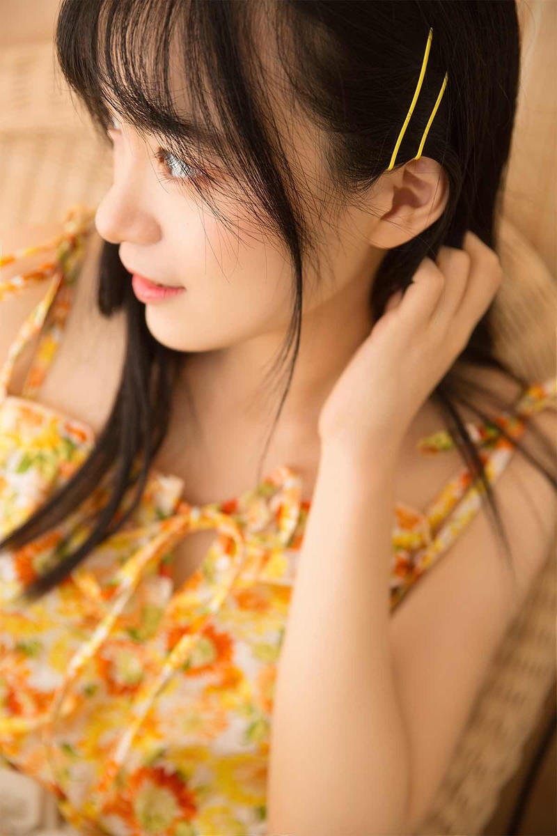 清纯美女吊带裙大秀香肩露齿甜笑图片