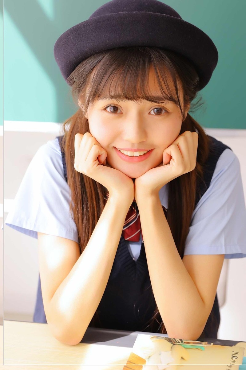 娃娃脸美女学生双马尾日系制服双手托腮露齿甜笑图片