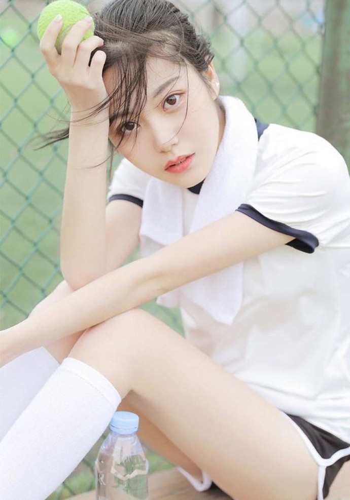 运动服美女高束马尾诱人白丝长腿图片