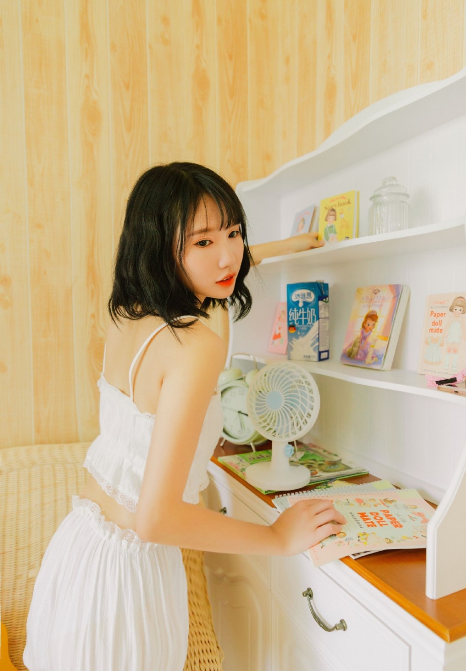 白丝长腿包子脸美女微卷短发吊带超短裤露白嫩瓷肌图片