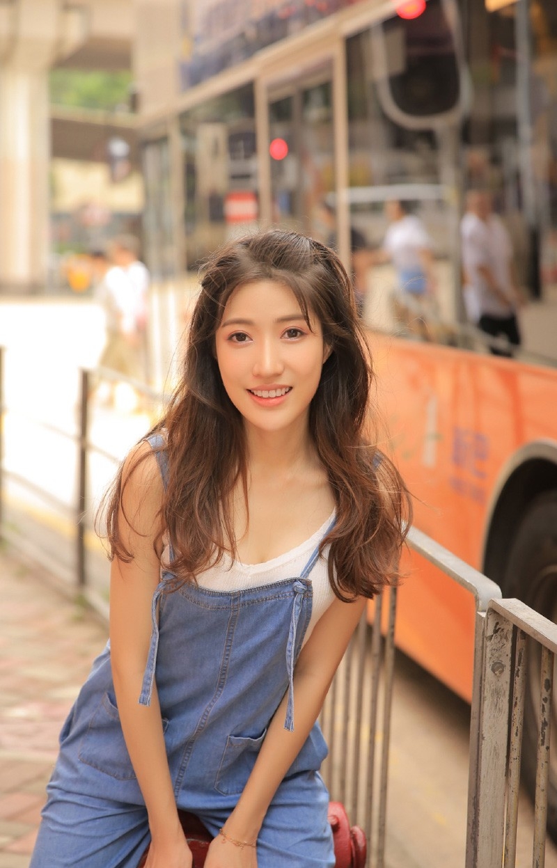 牛仔裤美女慵懒卷发漂亮脸蛋街拍图片