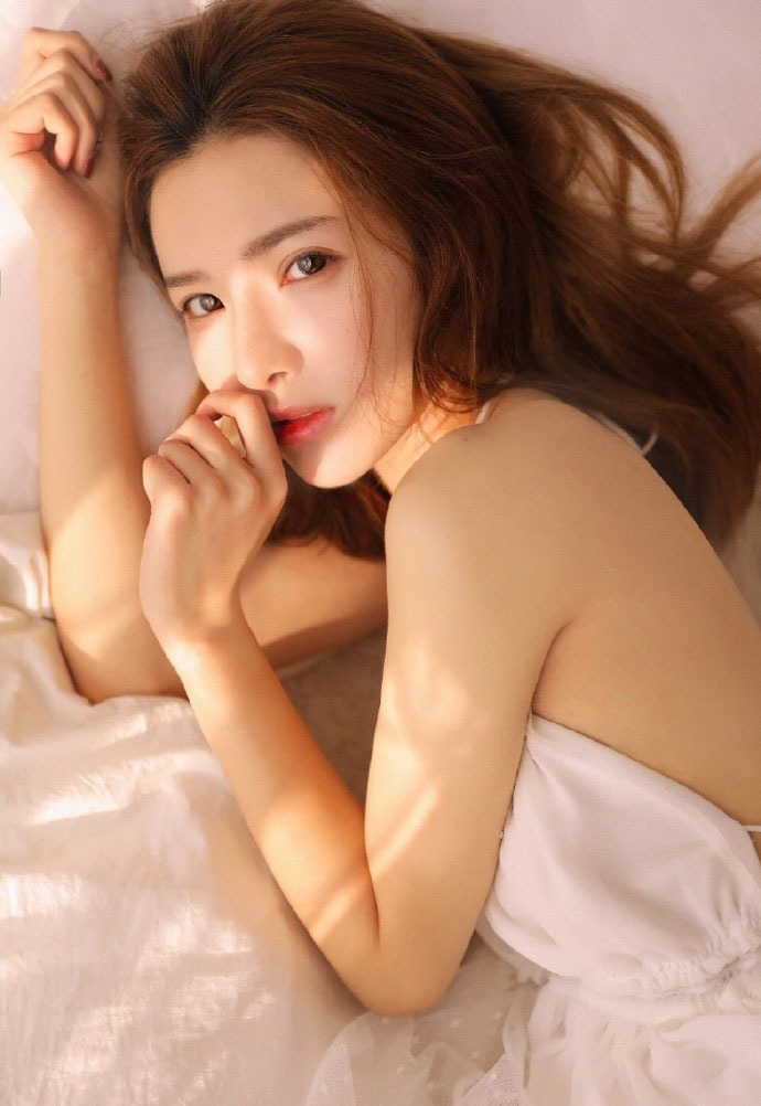 蓬松黄头发美女吊带裙半裸美背小露香肩秀精致睡颜图片