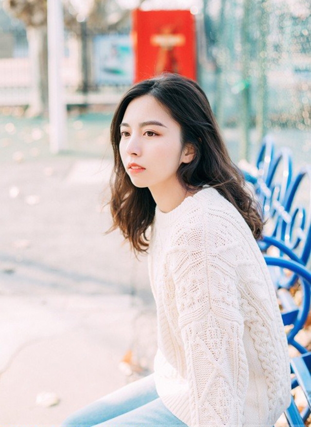 牛仔裤美女飘逸卷发精致侧颜唯美图片