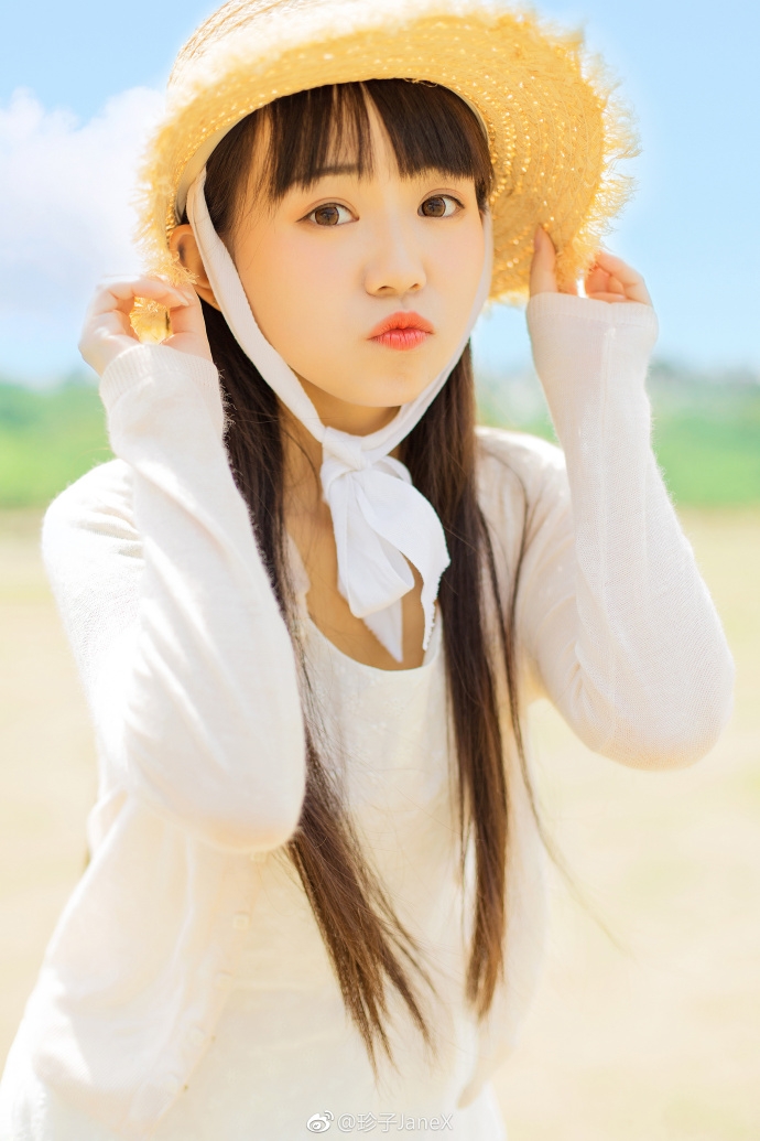 圆润娃娃脸美女头戴草帽白色长裙图片