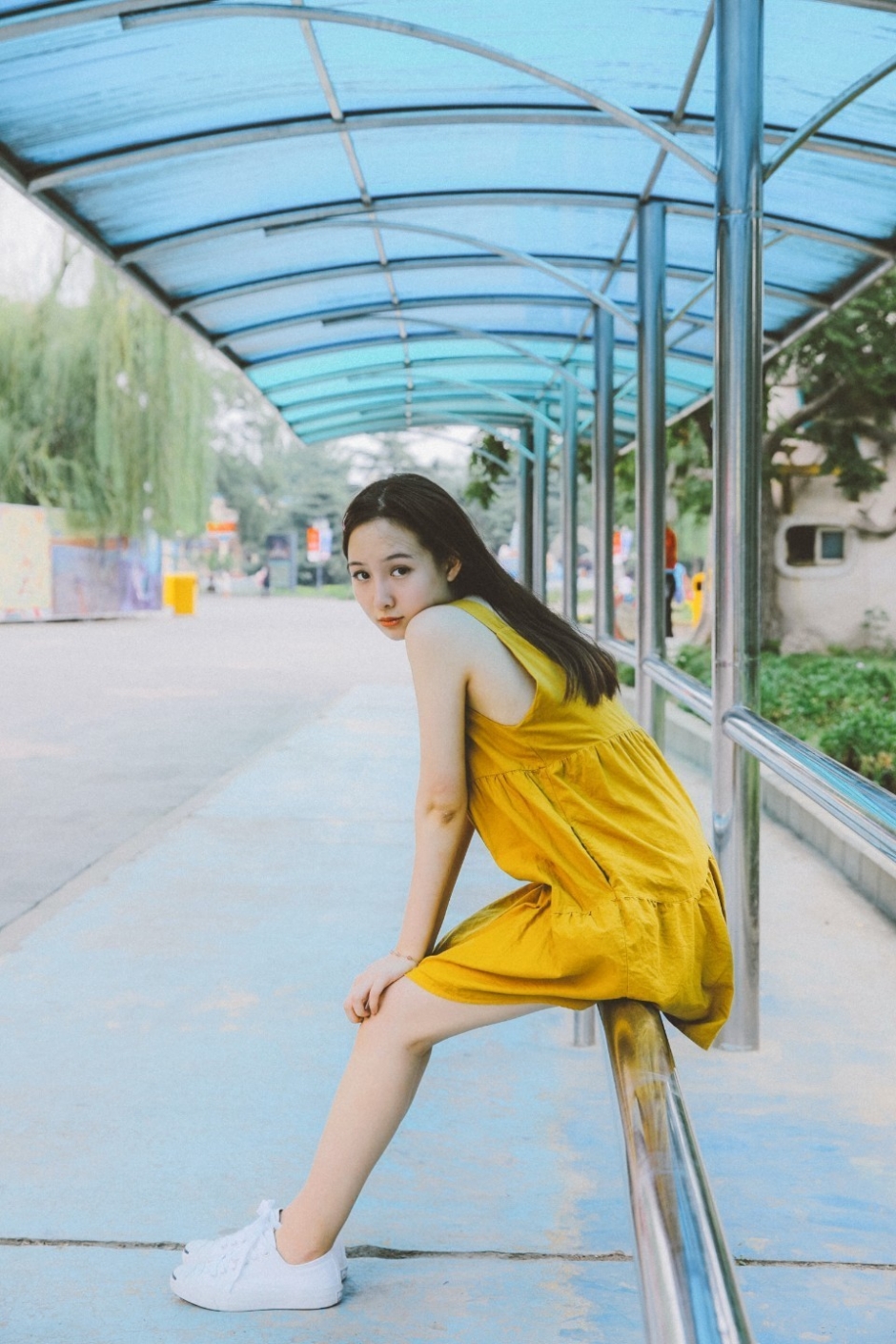 长发美女笑容甜美气质清纯游乐场图片