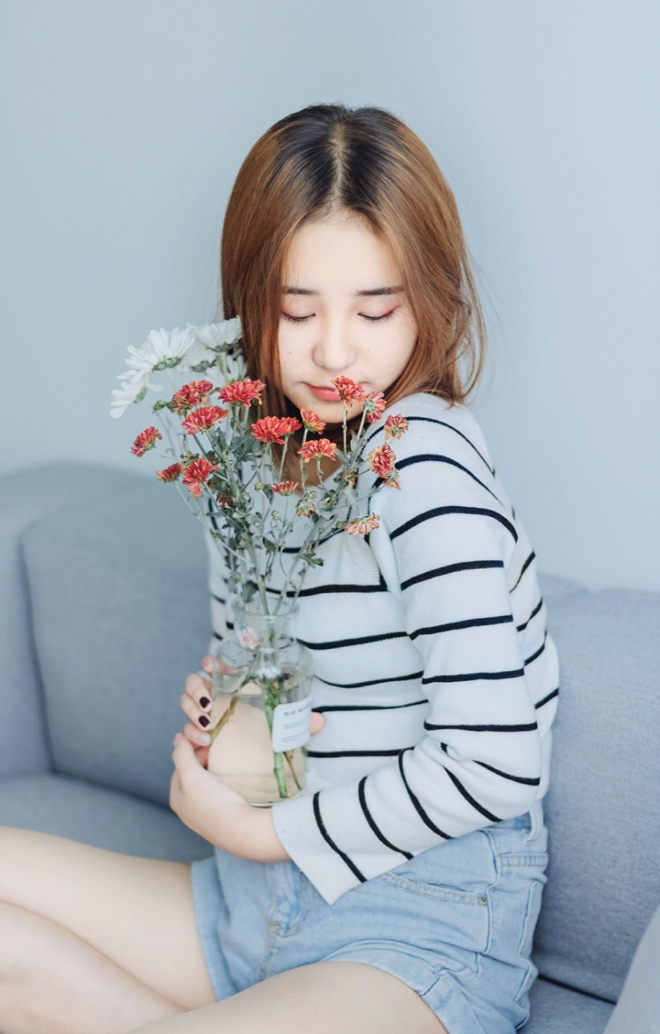 素颜美女牛仔热裤秀白嫩美腿私房图片