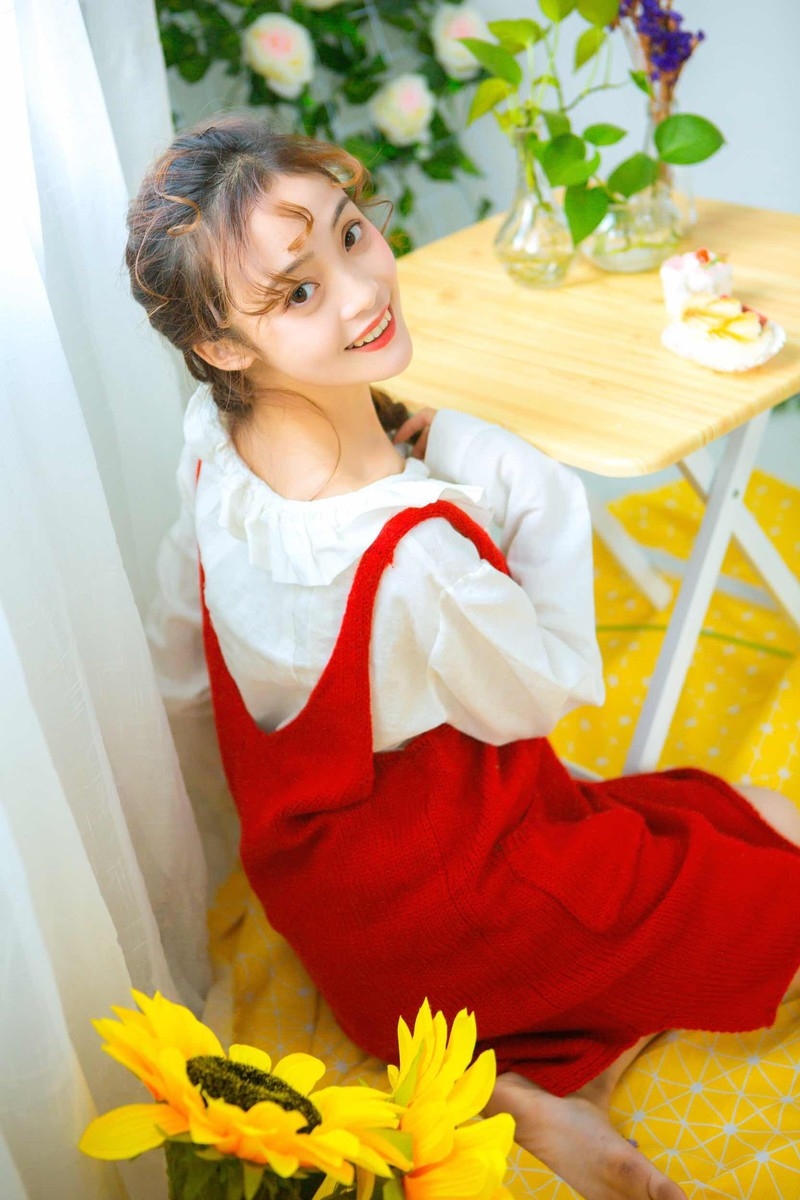 向日葵麻花辫美女唇红齿白气色红润笑容甜美图片