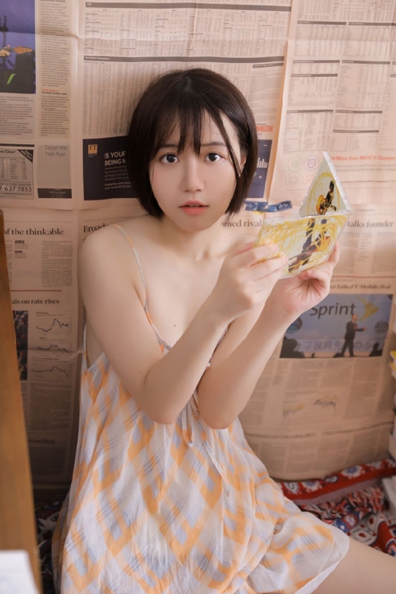 元气美女清爽短发吊带裙秀香肩锁骨调皮搞怪图片