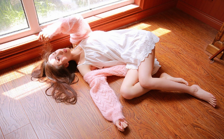 美女尤物慵懒卷发精致侧颜露齿甜笑图片