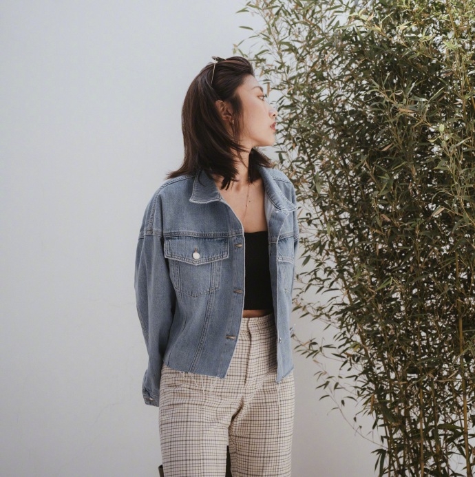 高挑美女高腰裤搭牛仔外套时尚街拍图片