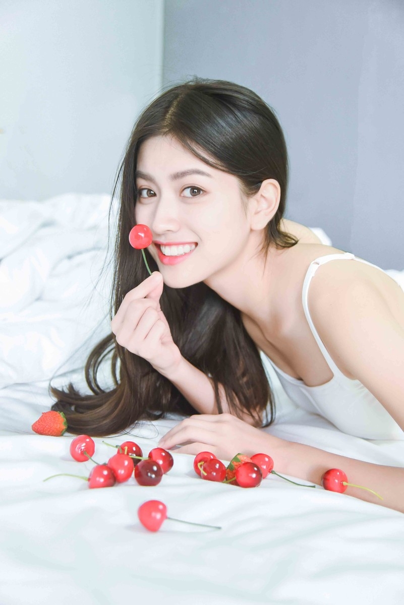 长发美女吊带睡裙白皙肌肤甜美笑容床上大胆图片