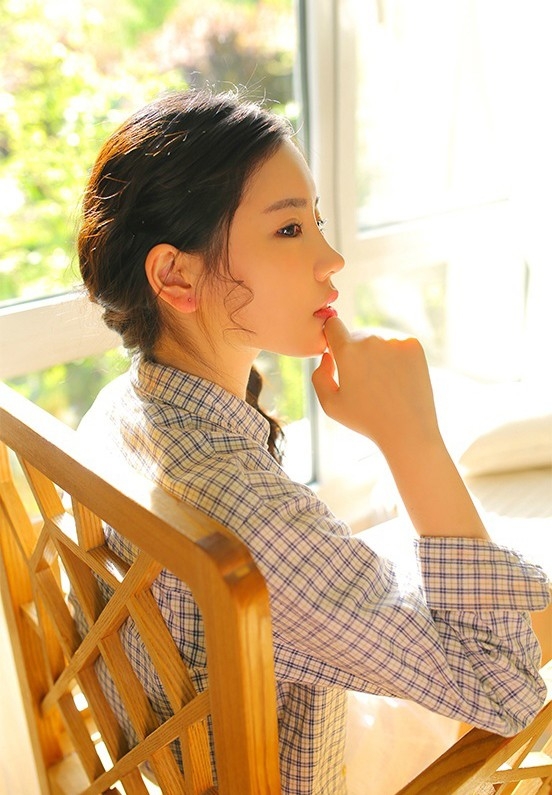 侧编麻花辫邻家女孩眉清目秀格子衬衣搭吊带衫清纯图片