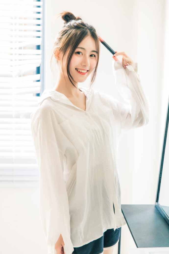 丸子头美女脸蛋白里透红白衬衫运动短裤露白瓷肌肤图片