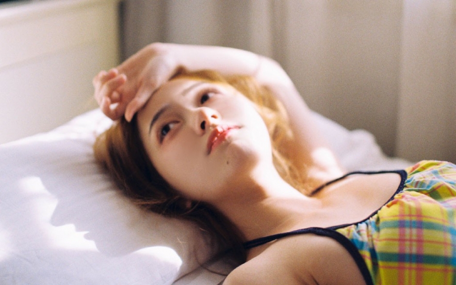 比基尼泳衣美女光滑牛奶肌姿态撩人图片