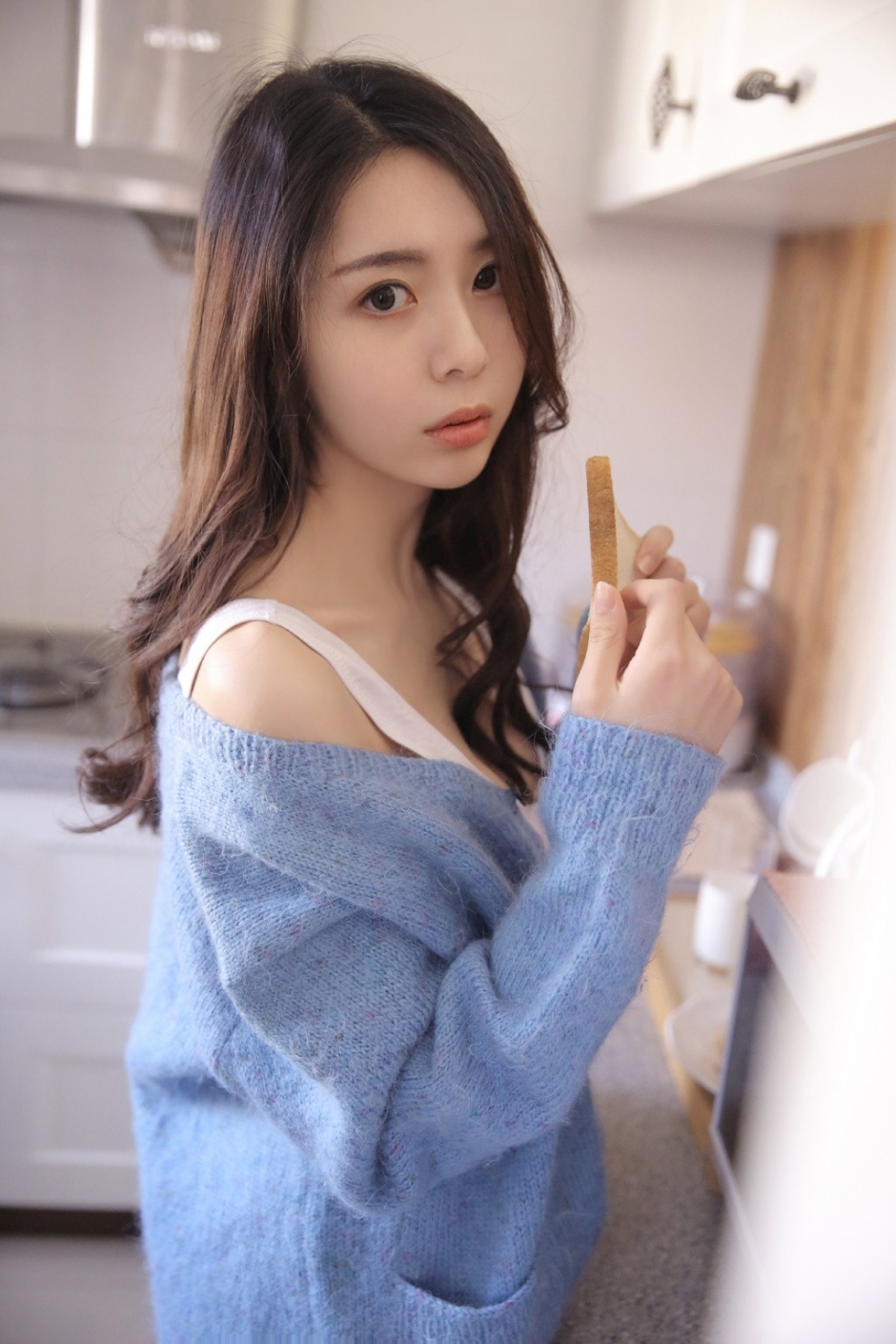 白丝长腿美女白色背心外披开衫小露香肩露齿甜笑图片