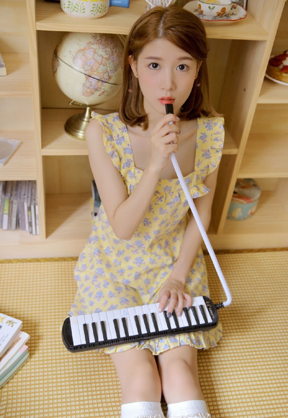 白嫩美女唇红齿白诱人白丝长腿私房图片